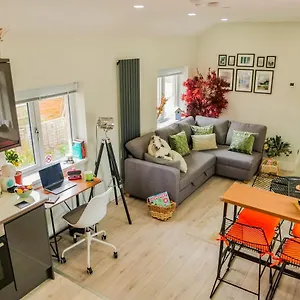 New Cosy & Secure - 2 Bed - Free Wifi - Modern & Functional Apartment