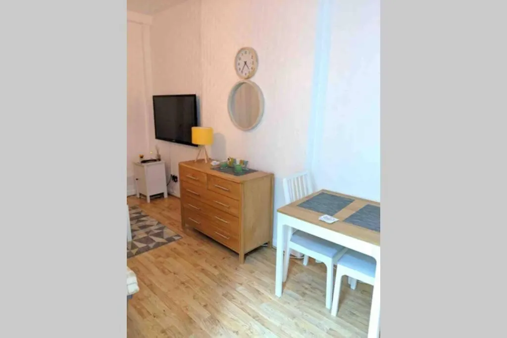 Cozy Hidden Gem In The Bay 10 Mins Walk From Wmc With Parking Apartment Cardiff